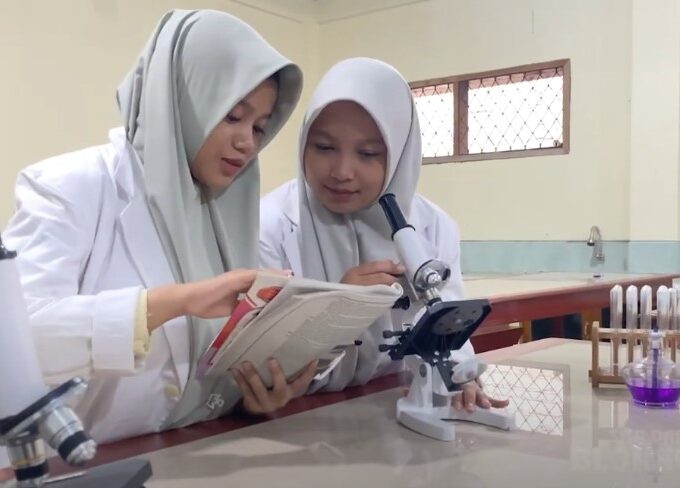 Menjelajahi Keajaiban Sains: Eksperimen Seru di Laboratorium Sekolah Kami!