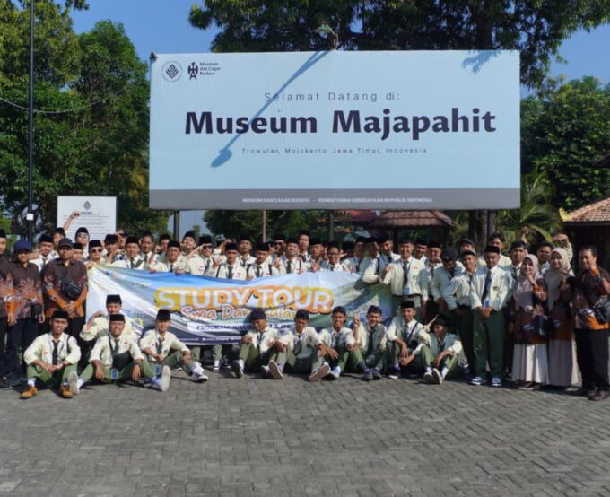 Kegiatan Study Tour SMA Darussalam Blokagung di Mojokerto dan Malang 2025/2026